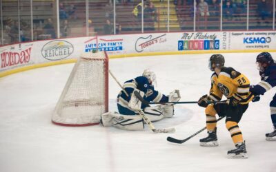 Richards, Lawrence, Misiak Help Bruins Stall Jets